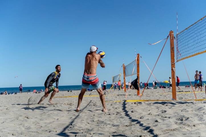 ¿Cuáles son las dimensiones del campo de volei playa?