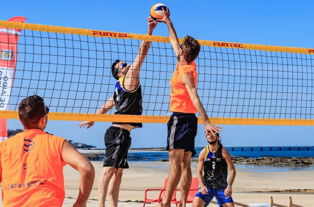 ¿Cuál es la función de cada jugador en el voleibol playa?