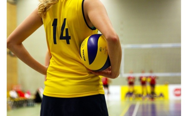 ¿Cuál es el equipo esencial necesario para jugar al voleibol?